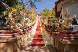 ทางเดินที่มีรูปปั้นเทวดา วัดพระบาทน้ำพุ จ.ลพบุรี 