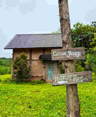 ที่พักหน้าฝน 2568 The River Runs Chiang Klang