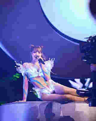 ลิซ่า BLACKPINK ปังไม่หยุด กับ 3 ลุคที่ถูกยกเป็นชุดที่ดีที่สุดบนเวที Coachella 2025