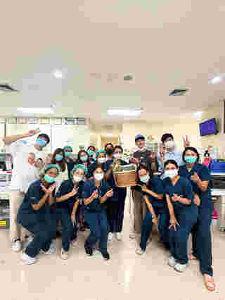 บอย ปกรณ์ นำทีมน้องบริจาคซองทำบุญงานคุณแม่