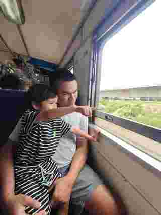 นั่งรถไฟไปเที่ยวอยุธยา