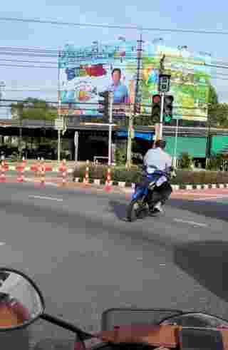 ขับมอเตอร์ไซค์