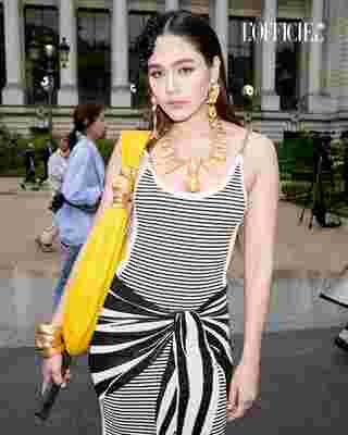 ชมพู่ อารยา เสิร์ฟลุคใหม่นำเทรนด์ เมนต์สนั่นกระเป๋าแม่โคฟเข้าพรรษา
