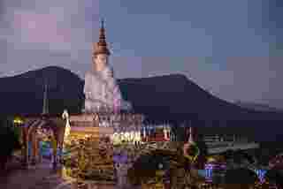 สถานที่ไหว้พระ วันวิสาขบูชา 2568 วัดพระธาตุผาซ่อนแก้ว