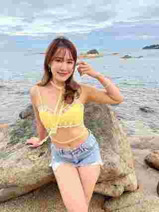 จีน่า อัจฉราภรณ์ นุ่งสั้นเที่ยวทะเล ก่อนแชะภาพสวย ๆ โชว์หุ่นขาวเซี้ยะ
