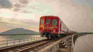 รถไฟขบวนพิเศษ ROYAL BLOSSOM