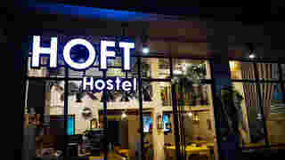 ด้านหน้าที่พัก HOFT Hostel Bangkok