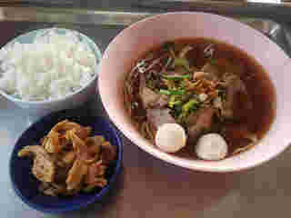 เกาเหลาหมูตุ๋น ข้าาวเปล่า และกากหมู ร้านก๋วยเตี๋ยวหมูตุ๋นน้องจอย ซอย 6