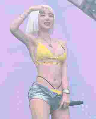 ดีเจโซดา ลุคใหม่สายฝอ นุ่งสั้นทำผมสีขาว