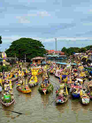แห่เทียนพรรษาทางน้ำที่ลาดชะโด 2568 อยุธยา