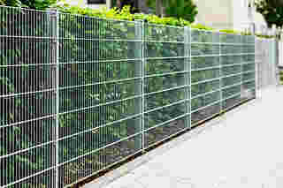 ไอเดียรั้วต้นไม้ Green Hedge with Wire Cage Mesh Fence