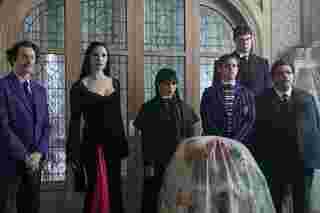 ตัวละคร Morticia, Gomez และ Pugsley ในซีรีส์ Wednesday