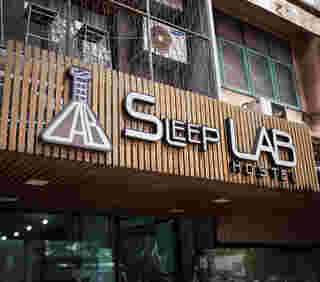 ด้านหน้าที่พัก Sleep Lab Hostel