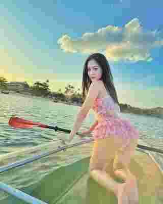 ลำไย ไหทองคำ แจกความสดใส นุ่งสั้นแชะภาพริมหาด