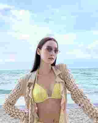 เดียร์น่า ฟลีโป นุ่งบิกินี่สีเหลืองสดใส