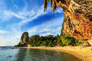 หาดถ้ำพระนาง ชายหาด