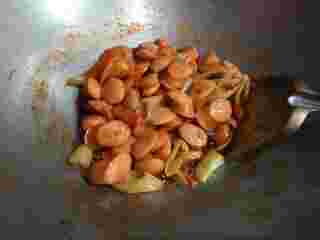 สูตรไส้กรอกผัดซอสมะเขือเทศ