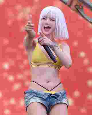 ดีเจโซดา ลุคใหม่สายฝอ นุ่งสั้นทำผมสีขาว