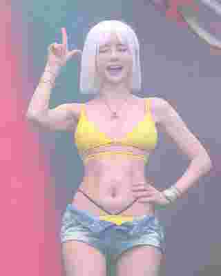 ดีเจโซดา ลุคใหม่สายฝอ นุ่งสั้นทำผมสีขาว