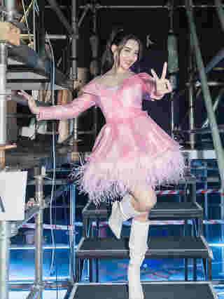 เบลล่า พา วิล ชวิล เล่น MV ซ่อนกลิ่น ในคอนเสิร์ต ปาล์มมี่ FC
