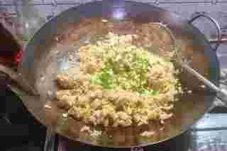 ข้าวผัดแซลมอน