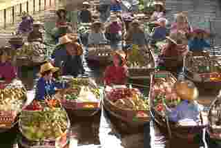 ผลไม้สด ๆ จากสวน ตลาดน้ำดำเนินสะดวก ราชบุรี 