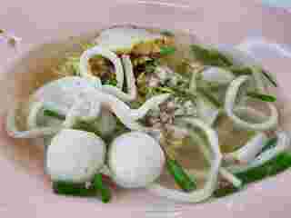 รสหนึ่ง ก๋วยเตี๋ยวเสวยลูกชิ้นปลาเชียงใหม่