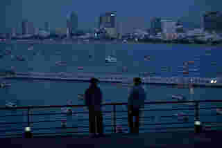 ลักกันวันตาย (Everybody Loves Me When I’m Dead) ภาพตัวอย่าง