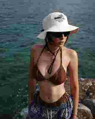 แซมมี่ เคาวเวลล์ นุ่งบิกินี่อวดหุ่นสวยเซ็กซี่ริมหาดที่เกาะเต่า