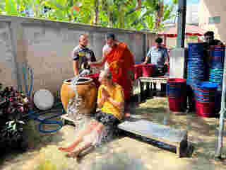 การอาบน้ำมนต์ กับพระอาจารย์อ๊อด วัดหูช้าง นนทบุรี