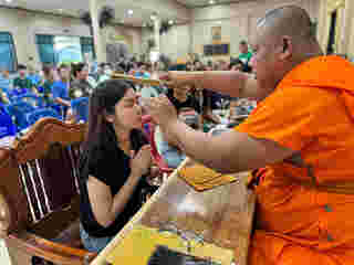 การอาบน้ำมนต์ กับพระอาจารย์อ๊อด วัดหูช้าง นนทบุรี