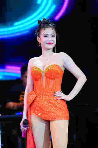 ลำไย ไหทองคำ ฟาดคนแซะใส่ชุดโชว์จุกโผล่