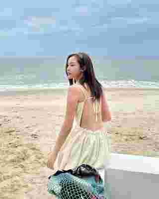 อุ้ม อิษยา อวดแฟชั่นสุดละมุน โชว์แผ่นหลังขาวเนียนริมชายหาด