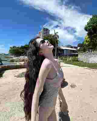 นีนี่ ชญาพัชร์ เสิร์ฟวันพีซเว้าสูง