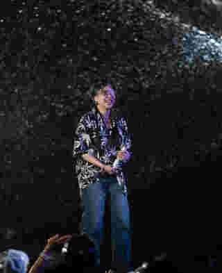 ใส่เสื้อฮาวายผู้หญิงกับกางเกงยีนส์
