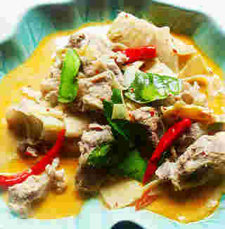 แกงเผ็ดหน่อไม้สด ซี่โครงหมูตุ๋น