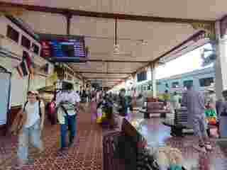 นั่งรถไฟไปเที่ยวอยุธยา