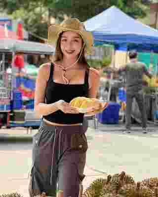 น้องนก สุขธิดา แม่ค้าทุเรียนสุดฮอต ที่หนุ่ม ๆ ถามหาวาร์ป