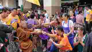 การรับบริจาคของวัดพระบาทน้ำพุ 
