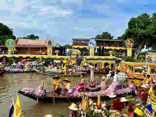 แห่เทียนพรรษาทางน้ำที่ลาดชะโด 2568 อยุธยา