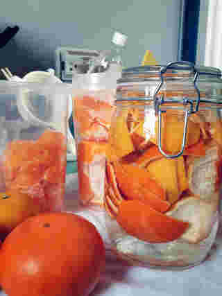 เปลือกส้มหมักน้ำส้มสายชู ปิดฝาทิ้งไว้ 1 คืน