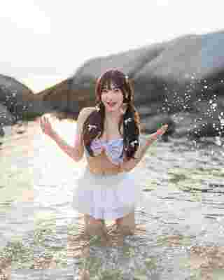 ไข่มุก วรัทยา หรือ ไข่มุก BNK48 จัดลุคสดใสซาบซ่า นุ่งสั้น แชะภาพริมหาด