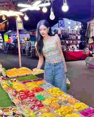 แอลลี่ อชิรญา กับแฟชั่นชุดเดินตลาดกลางคืนที่หัวหิน