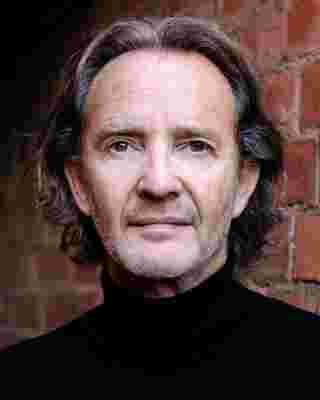 แอนตัน เลสเซอร์ (Anton Lesser) ในบท การ์ริค โอลลิแวนเดอร์ นักแสดงสมทบ ซีรีส์ Harry Potter