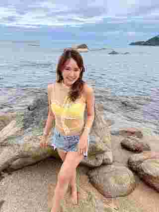 จีน่า อัจฉราภรณ์ นุ่งสั้นเที่ยวทะเล ก่อนแชะภาพสวย ๆ โชว์หุ่นขาวเซี้ยะ