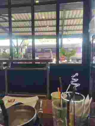 นั่งรถไฟไปเที่ยวอยุธยา