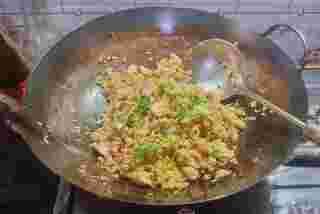 ข้าวผัดแซลมอน