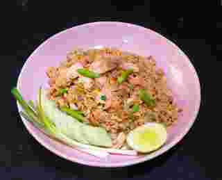 ข้าวผัดแซลมอน