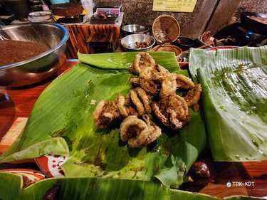 ข้าวนึ่งไก่ทอดเที่ยงคืน แคปหมู