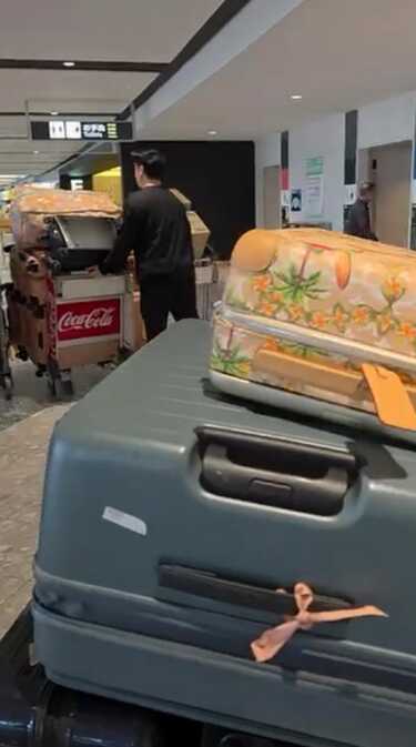 กระเป๋าเดินทาง ชมพู่ อารยา กลับจากญี่ปุ่น